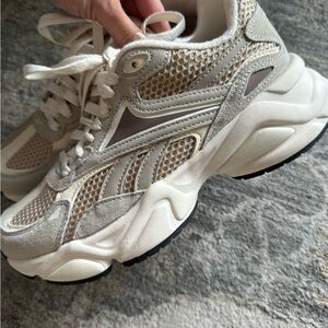 NWOT Reebok Women's Beige and White Sneakers